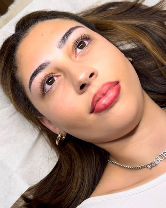 Geschwungene, gefärbte Wimpern nach dem Lashlifting